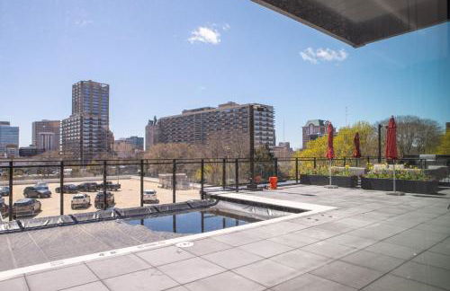 Chic East Side 1BR Apt with Balcony, Pool, and Gym - Foto 41