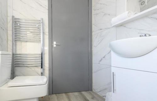 Lower Wortley 3 - Couples Haven with a Shared Kitchen - Pass the Keys - Photo 17