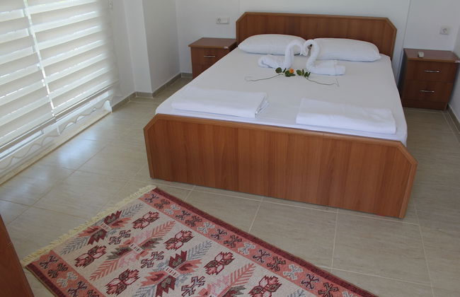 Villasevval-sleeps8-pool-bbq-ac-neartown - Photo 2