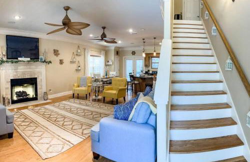 Pet Friendly Tranquil Cottage with Fire-Pit & Hot Tub Minutes to BEACHES - Foto 6