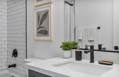 Stylish Phoenix Suite by Zenia Stays - Central & Cozy Escape - Foto 35