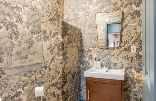 8BR Luxury Maplewood Manor, Hot Tub & Fire Pit - Foto 57