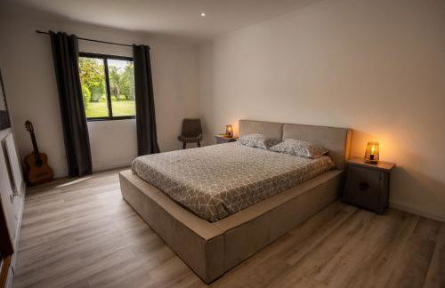 Countryside house with a pool and fireplace - Photo 16