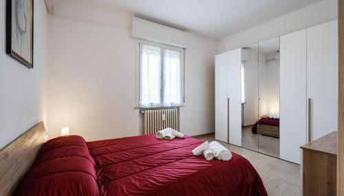 IZZ1 Apartments - Motor&Food Valley - Posto Auto Privato - Foto 2, towels, wardrobe