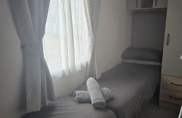 Lakeside Holiday Home with Hot Tub - Foto 27