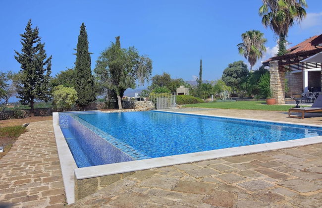 Incredible Large Villa In Paphos Sleeps 14 Children Pool, Jacuzzi, Huge Garden - Foto 45