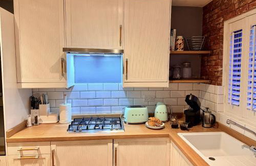 Fantastic 2-Bed House with Parking - Hosted by Hutch Lifestyle - Foto 22