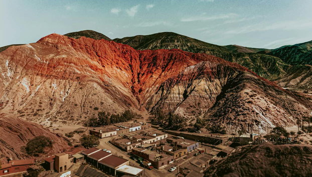 Excursión a las Salinas Grandes - Foto 4, Panorámica de Purmamarca y su famoso Cerro de los Siete Colores