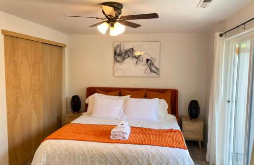 HOT TUB! King Bed-Firepitt-Near Airport& Freeway - Foto 17