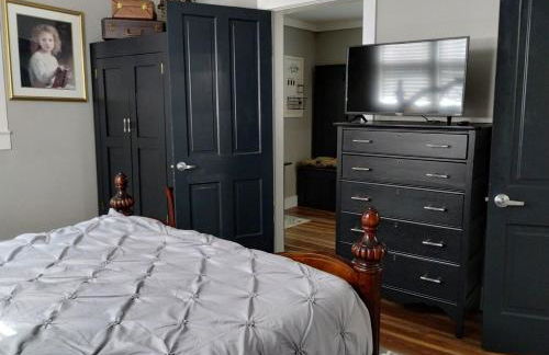 The Bluebird Guesthouse *walk to downtown* - Photo 24