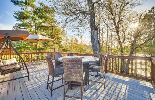 Lakefront Cabin with Dock, Fire Pits in Danbury! - Foto 1