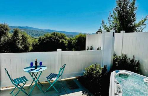 Creature Comforts Suite-Private Hot Tub-Sleeps 2 - Foto 10