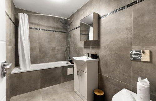 1Bed Gem Central Bletchley Perfect for Contractors - Foto 14