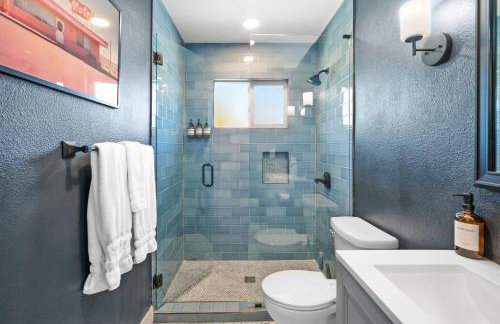 NEW Retro Escape 70's Vibes Wellness Game Room - Foto 33