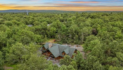 Bigwood Cabin Retreat Hot Tub, Game Room, Firepit Lounge & Private Yard - Foto 4, Other