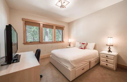 Truckee Timbers at Gray's Crossing by Tahoe Getaways - 4BR w Hot Tub, Ping Pong & EV - Foto 36