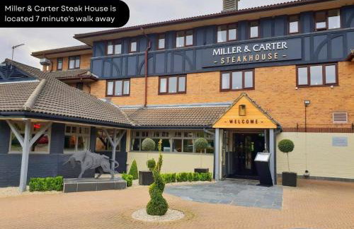Loughton House - Central Location - Driveway Parking, Self-Check-In, Garden, Super-Fast Wifi and Smart TVs by Yoko Property - Foto 32