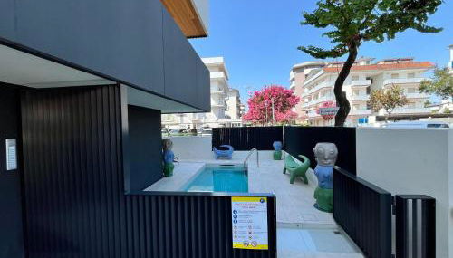 Beach Palace with small swimming pool, private beach, parking - Foto 5