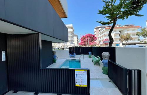 Beach Palace with small swimming pool, private beach, parking - Foto 5