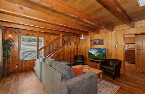 Sunshine Cabin - Cozy 2-Story Getaway - Photo 4