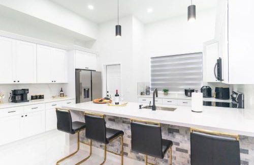 Designer Villa with Heated Pool, BBQ, Firepit, Ideal for Families & Groups - Photo 23