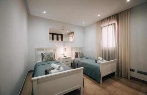 Luxury 3 Bedrooms, Private Heated Pool - EHHouse - Photo 14