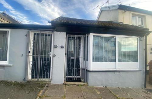 3 Bed Apartment - Sleeps 6 - Free Parking Wifi - Photo 15