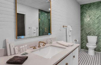 New-The Mod Poppy Large home 10 minutes from it all - Photo 44