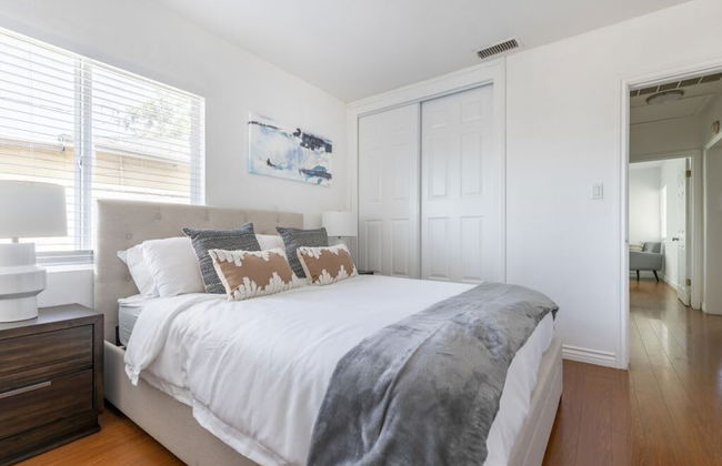 Charming Spacious Home - Modern Comforts, Prime Location - Photo 17