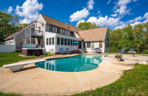 Maine Pondfront Home Sleeps 22 - Pool & Hot Tub - Photo 63