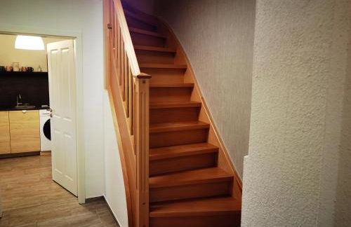 Modernes behagliches Haus mit Kamin, Terrasse und Garten - Foto 16