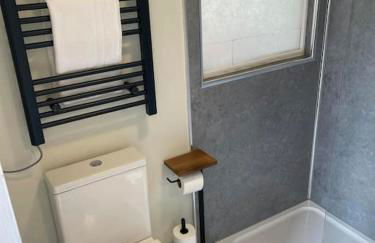 Stylish 1 Bedroom Flat in Heart of Cowes - Photo 3