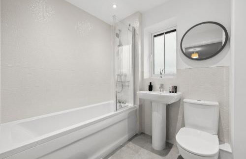 NEW! Spacious 3 BR Detached Home! Hosted by Oakstone stays! Driveway parking, Fast Wifi, A5 with great Midlands transport links - Foto 20