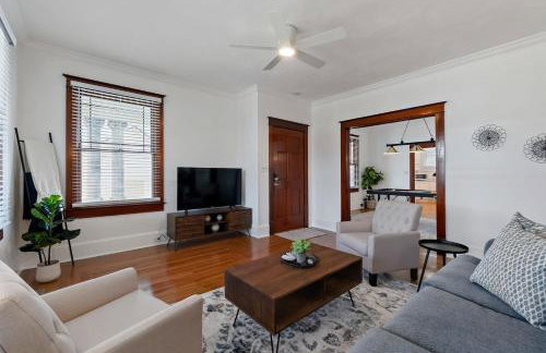 Old Mission Manor - Chic 2br 1ba Apartment - Sleeps 6 - Pool Table - 15 Min Walk to Downtown - Foto 6