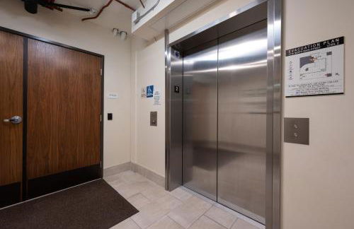 Elevator-King Bed-Walk Downtown-Free Garage Parking-Laundry - Foto 24