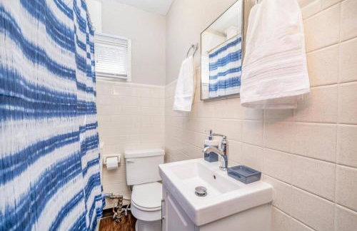 Cozy 1 Bed 1 Bath Home with Garage and Fenced Yard - Foto 17