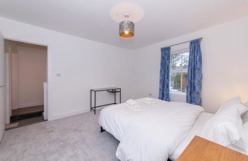 Charming Modern Home in Central Wokingham - Pass the Keys - Foto 25