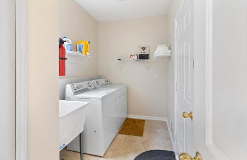 Quiet Suburban Home with Art Deco Flair - Foto 30