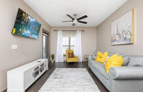 1Br Uptown, Pool, Wine, near Convention Center_311 - Photo 1