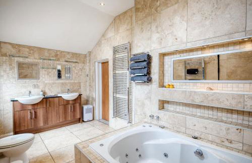 The Estate, Luxury Spacious Family Stay with 3 Hot Tubs, Scenic Views Sleeps 16 near Durham & Bishop Auckland - Foto 48