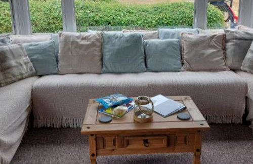 1 Bed Caravan Sleeps 2 -Dog Welcome -Free Parking - Photo 1