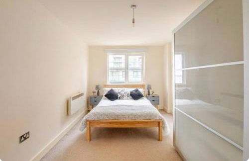 Amazing River view 2 bedroom apartment, sleeps 6, balcony and parking - Foto 66