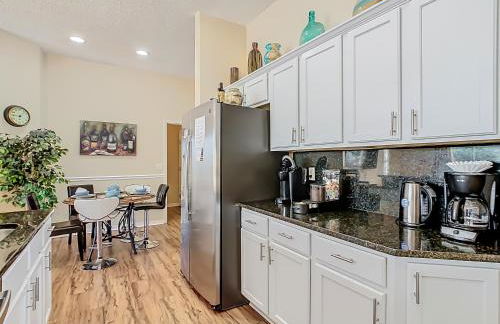 Spacious retreat w pool & game room - Foto 19