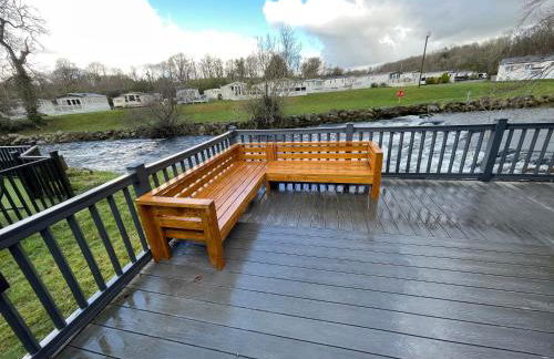 Stunning 3 Bed Riverside Cabin in Snowdonia - Photo 3