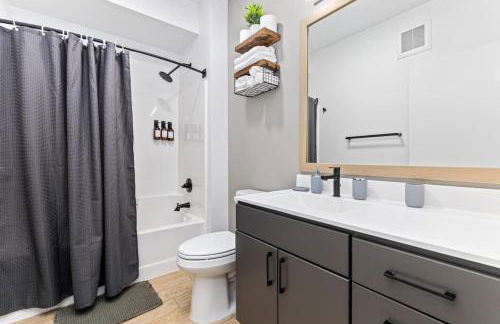 Cozy 2BR Retreat near Downtown - Foto 41