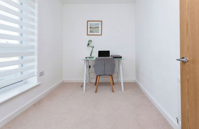 Luxurious 4 BH Home Near Willen Lake Ideal for Families & Business Stays! - Photo 17