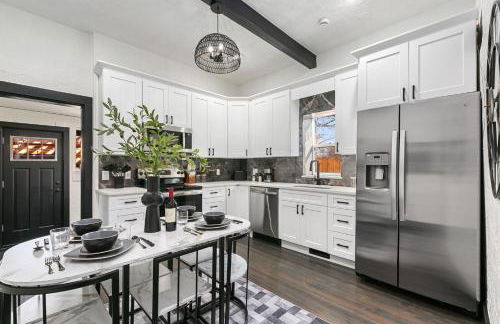 Old Town Retreat with Hot Tub - Steps from CSU! - Photo 2