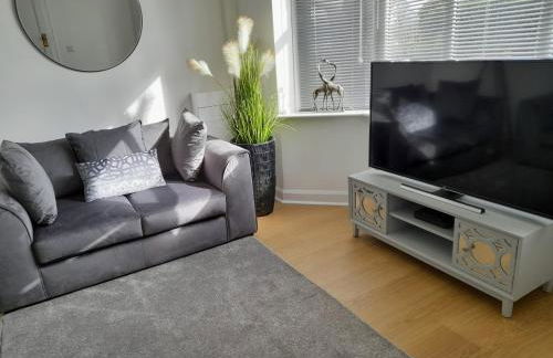 Doctors lane Stylish 3 Bedroom contractor Family House with Parking - Photo 2