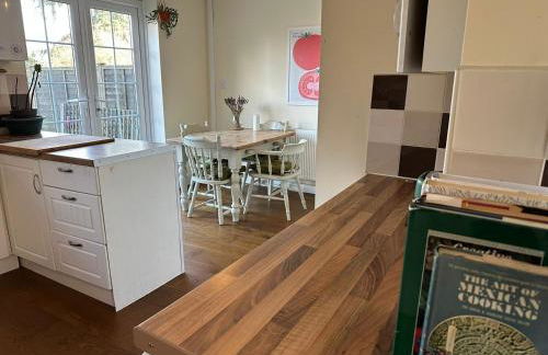 Cosy 2BR Home with Garden & Parking - Foto 13