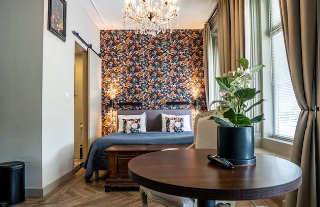 The Hogg House - Photo 2